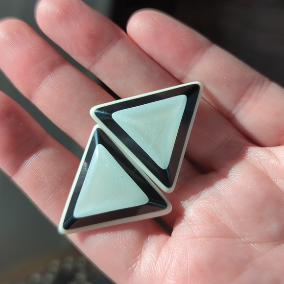 Vintage Black & White Pearlized Lucite Triangle Pyramid Post Earrings - Picture 3 of 7